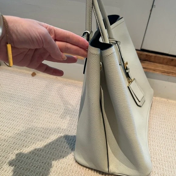 Prada Cuir Tote White - Picture 9 of 16